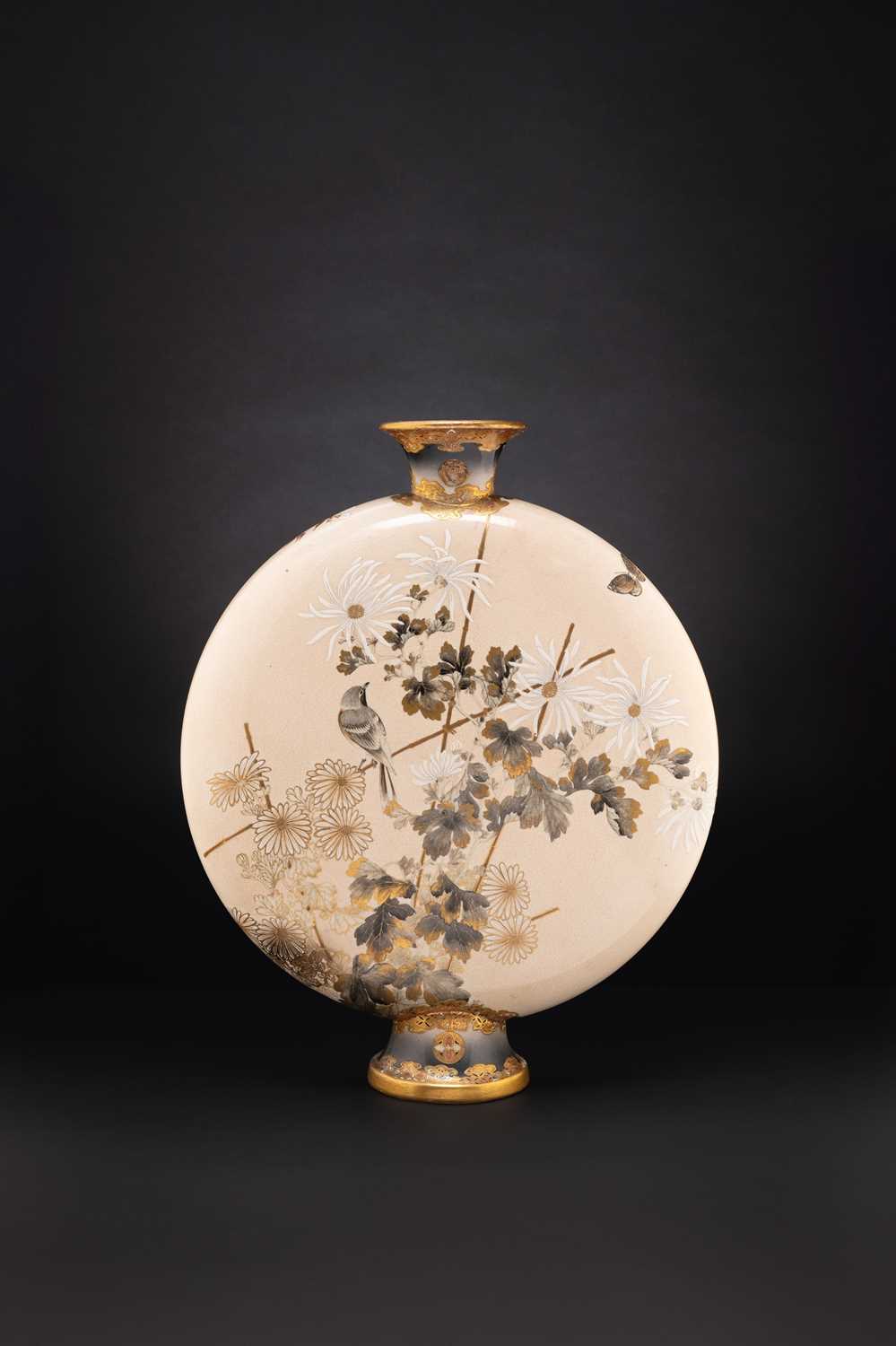 A LARGE AND IMPRESSIVE JAPANESE SATSUMA MOONFLASK BY KINKOZAN MEIJI ERA, 19TH/20TH CENTURY The - Image 4 of 4