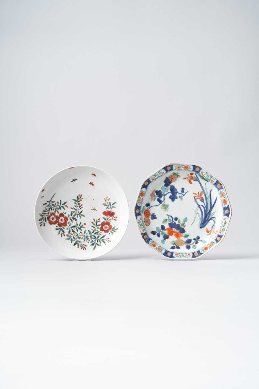 NO RESERVE TWO JAPANESE ARITA POLYCHROME DISHES EDO PERIOD, 17TH AND 18TH CENTURY Both decorated