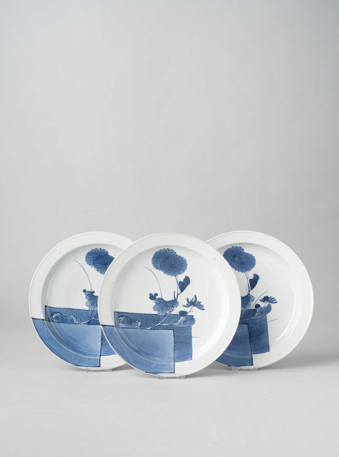 THREE JAPANESE ARITA BLUE AND WHITE DISHES EDO PERIOD, 17TH CENTURY All three decorated in