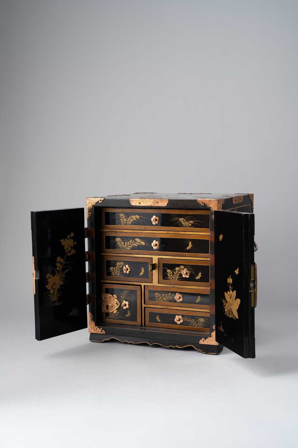 NO RESERVE A JAPANESE GOLD AND BLACK LACQUER CABINET EDO PERIOD, 17TH CENTURY For the European - Image 2 of 2
