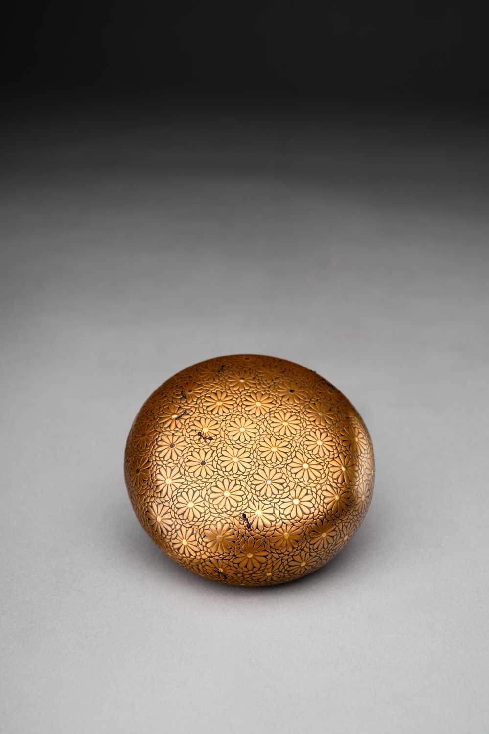 A FINE JAPANESE GOLD LACQUER KOGO (INCENSE BOX AND COVER) BY HARA YŌYŪSAI (1772-1845/6) EDO