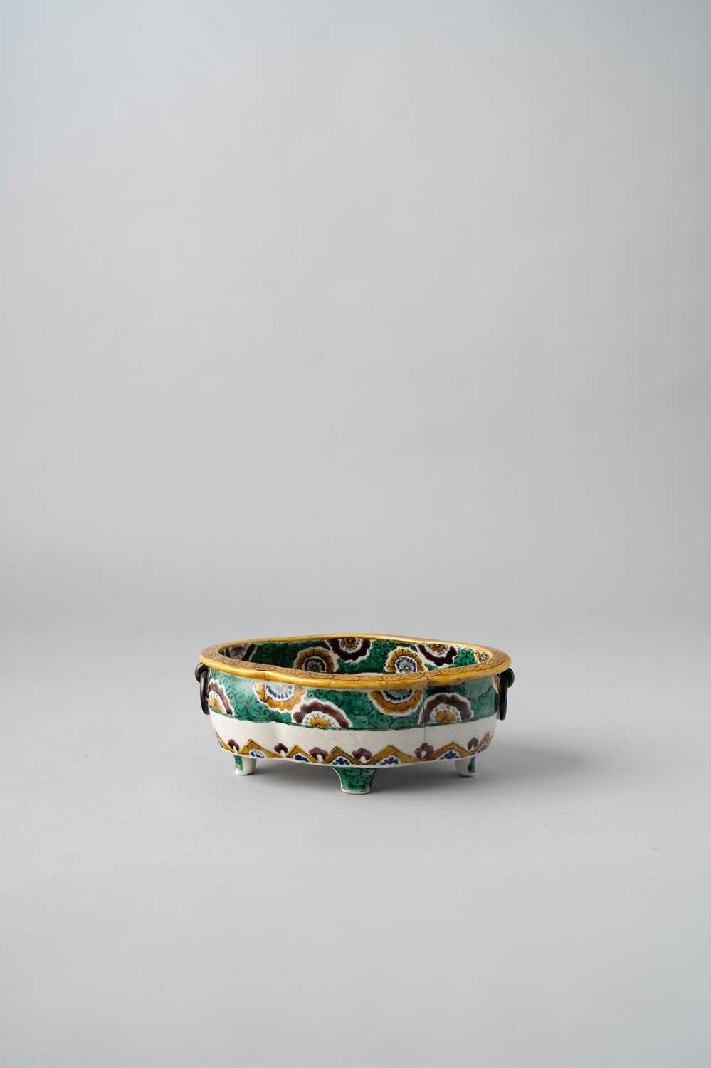A JAPANESE KO KUTANI-STYLE QUATRELOBED FOOTED BOWL PROBABLY MEIJI, 19TH CENTURY Colourfully