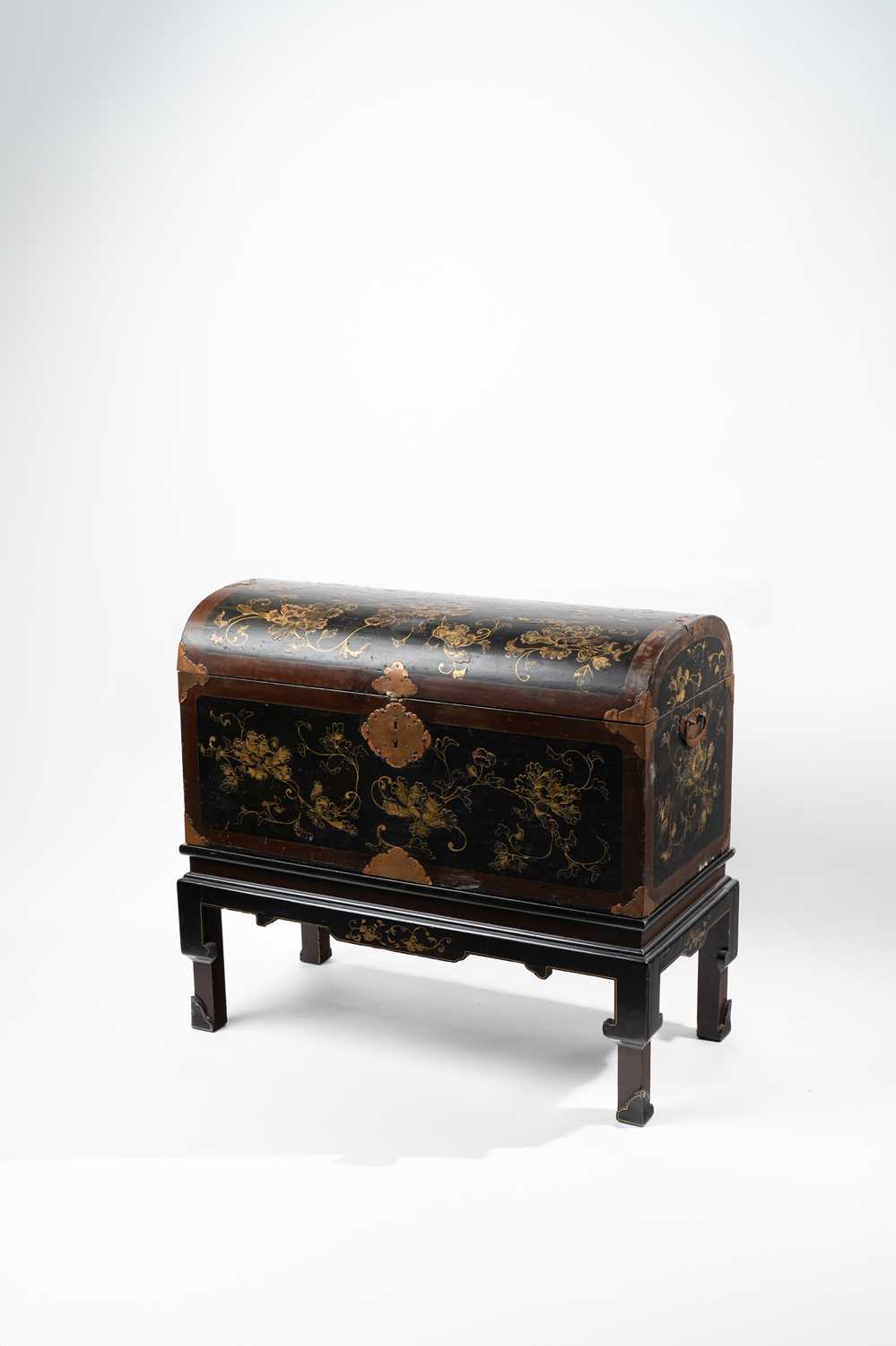 A LARGE JAPANESE GOLD AND BLACK LACQUER COFFER EDO PERIOD, 1680-1730 For the European market, of