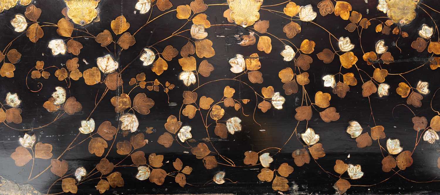 A LARGE JAPANESE GOLD AND BLACK LACQUER NANBAN COFFER MOMOYAMA PERIOD, 16TH CENTURY Of typical - Image 7 of 7