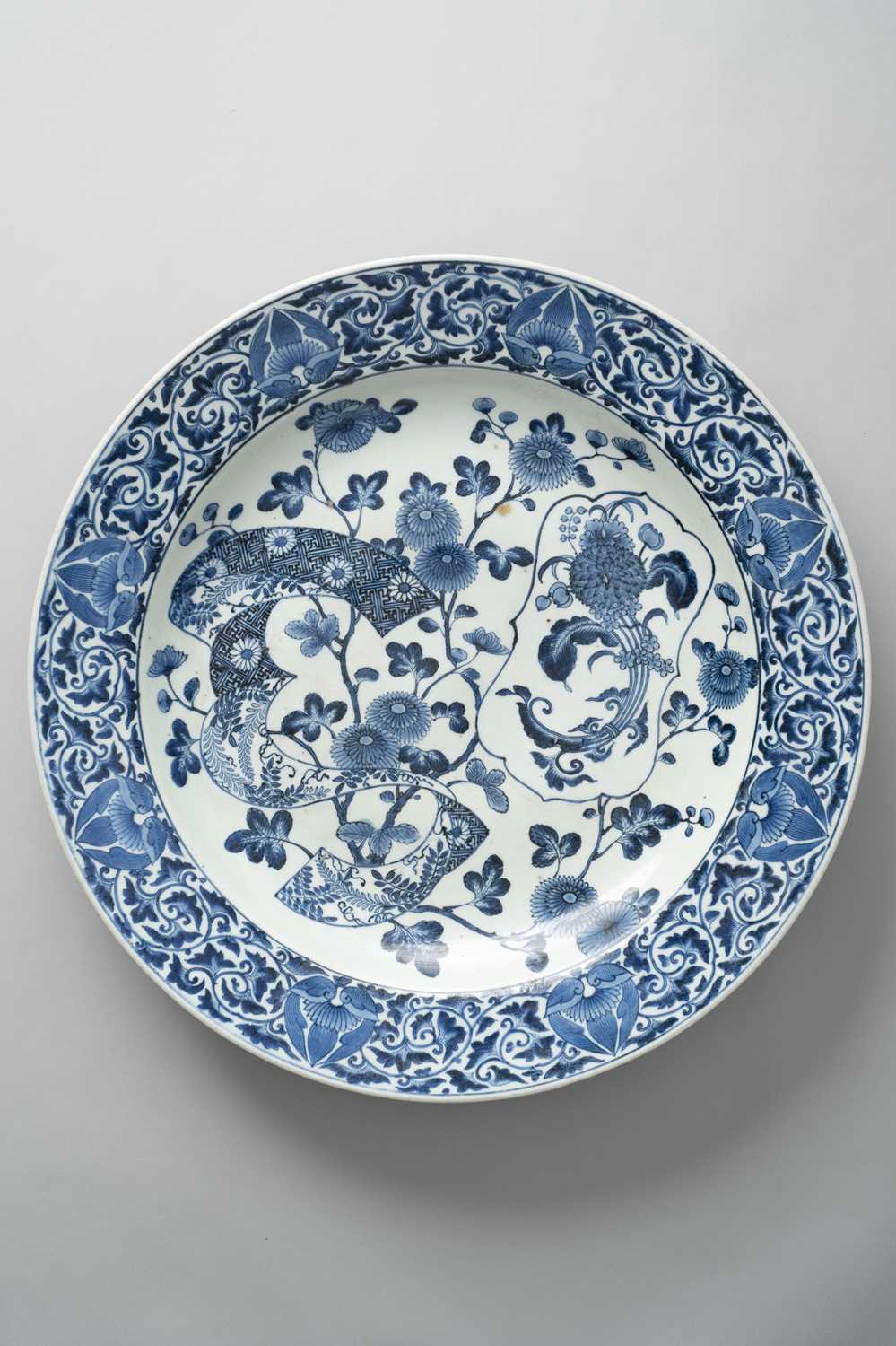 A VERY LARGE AND IMPRESSIVE JAPANESE ARITA BLUE AND WHITE DISH EDO PERIOD, 17TH/18TH CENTURY The