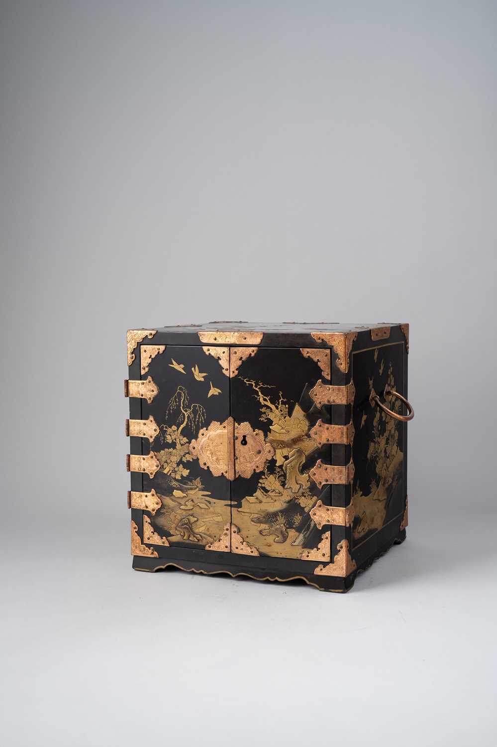 NO RESERVE A JAPANESE GOLD AND BLACK LACQUER CABINET EDO PERIOD, 17TH CENTURY For the European