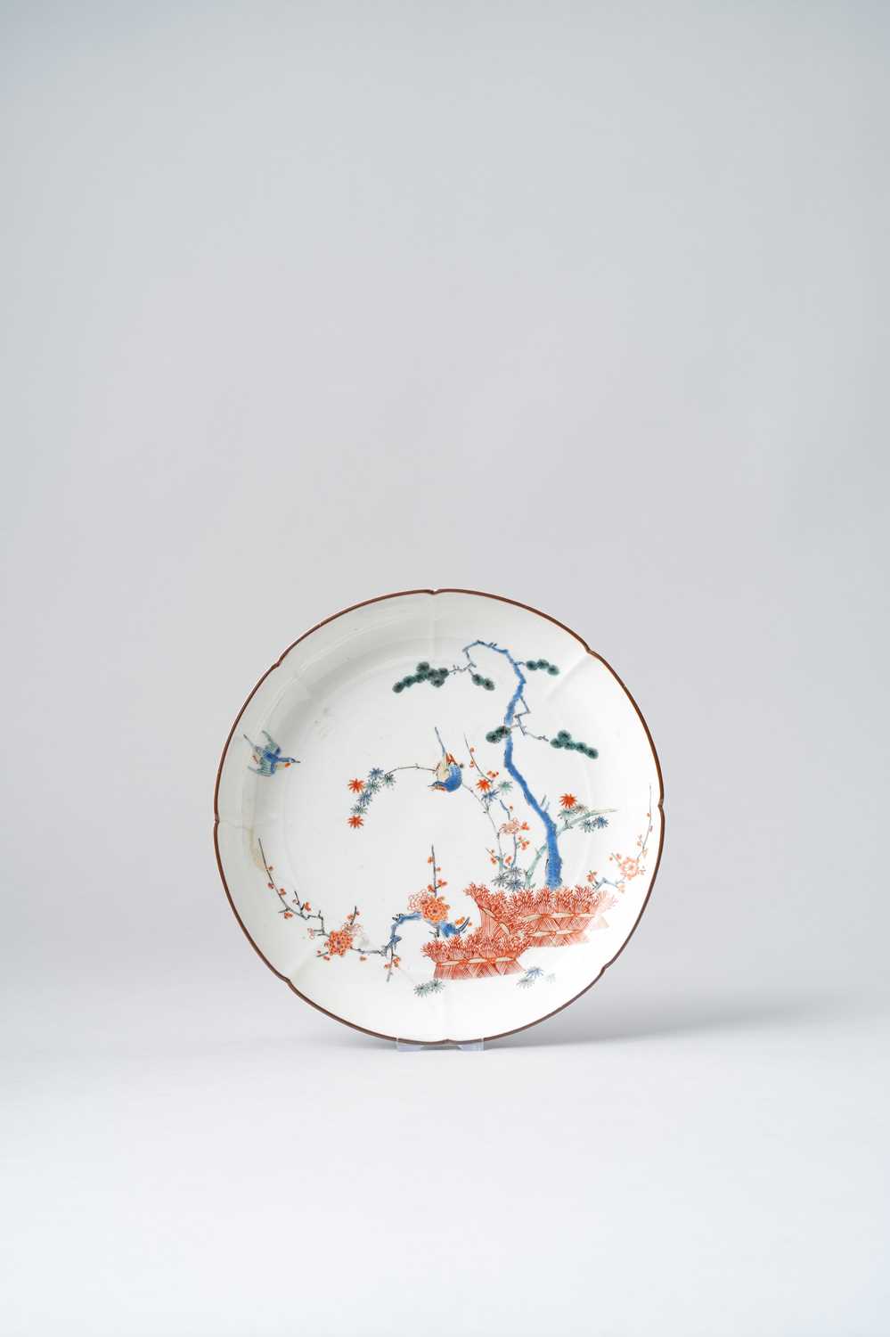 NO RESERVE A JAPANESE KAKIEMON LOBED DISH EDO PERIOD, 17TH CENTURY Decorated with two small