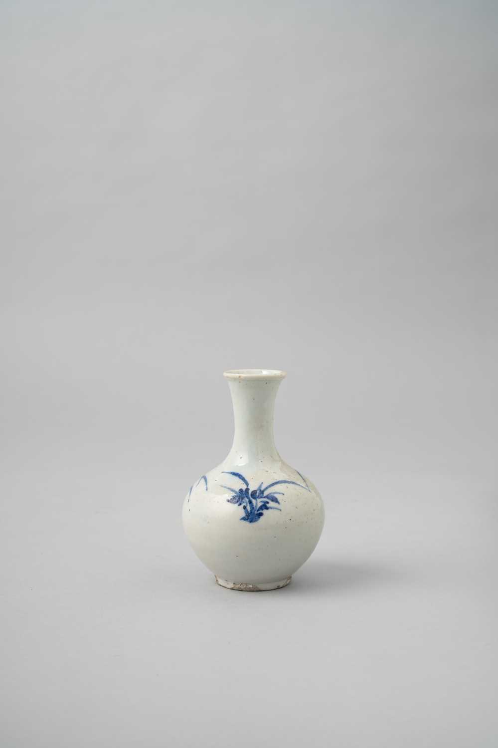 A SMALL KOREAN BLUE AND WHITE BOTTLE VASE JOSEON DYNASTY, 18TH/19TH CENTURY The globular body rising