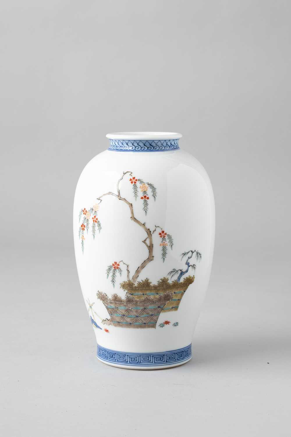 A JAPANESE VASE BY SAKAIDA KAKIEMON XII (1878-1963) TAISHO/SHOWA, 20TH CENTURY The tall baluster