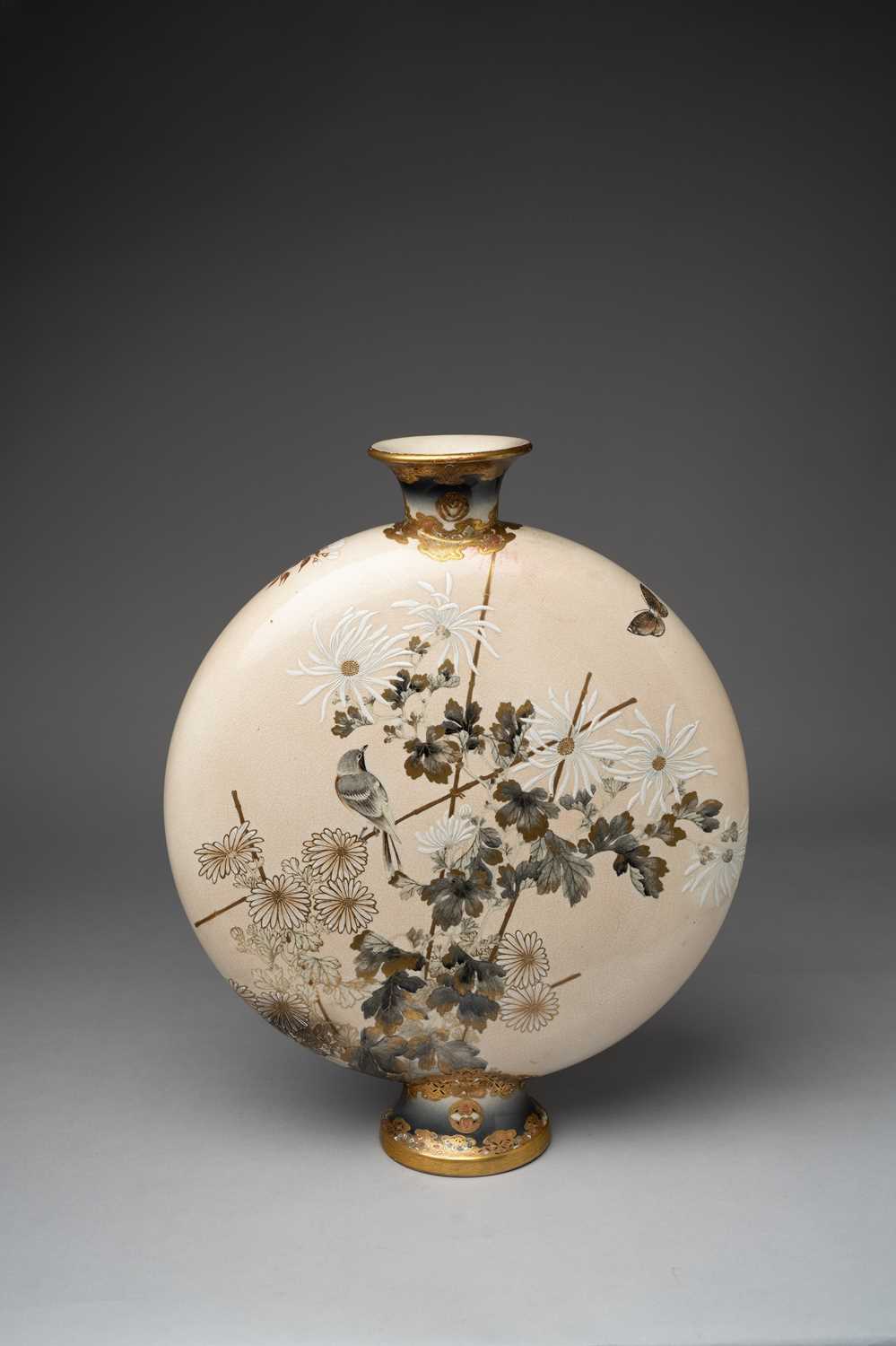 A LARGE AND IMPRESSIVE JAPANESE SATSUMA MOONFLASK BY KINKOZAN MEIJI ERA, 19TH/20TH CENTURY The - Bild 2 aus 4