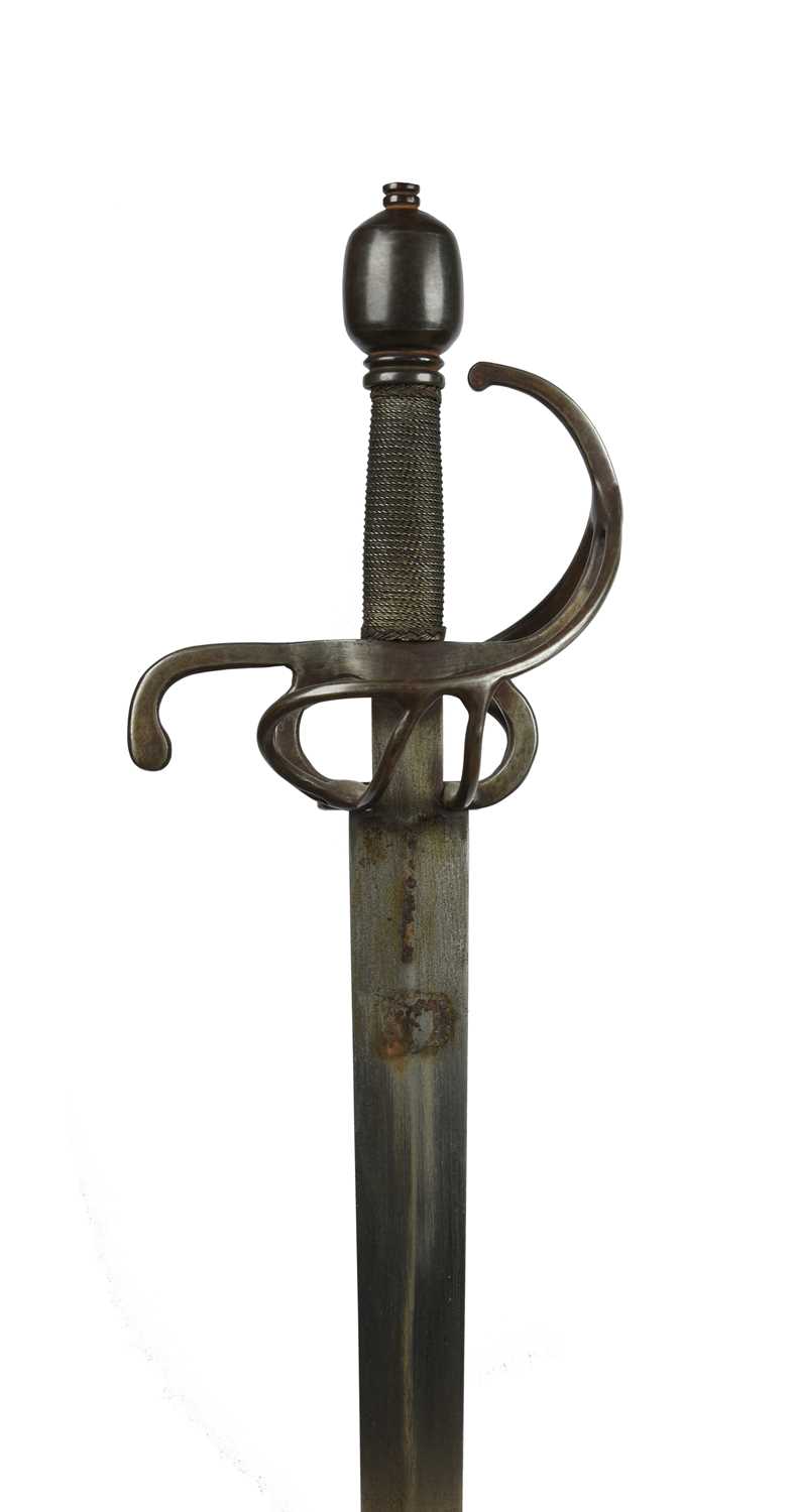 Two 19th century or later copies of rapiers: the first with slender blade 35 in., etched - Bild 2 aus 3