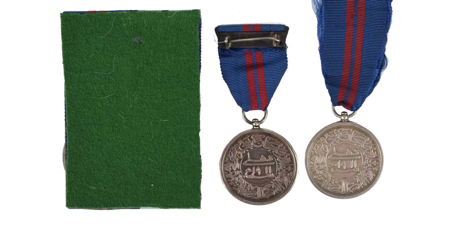 Edward VII, Delhi Durbar Medal 1903, silver, unnamed as issued, display mounted as a pair with a - Bild 2 aus 2