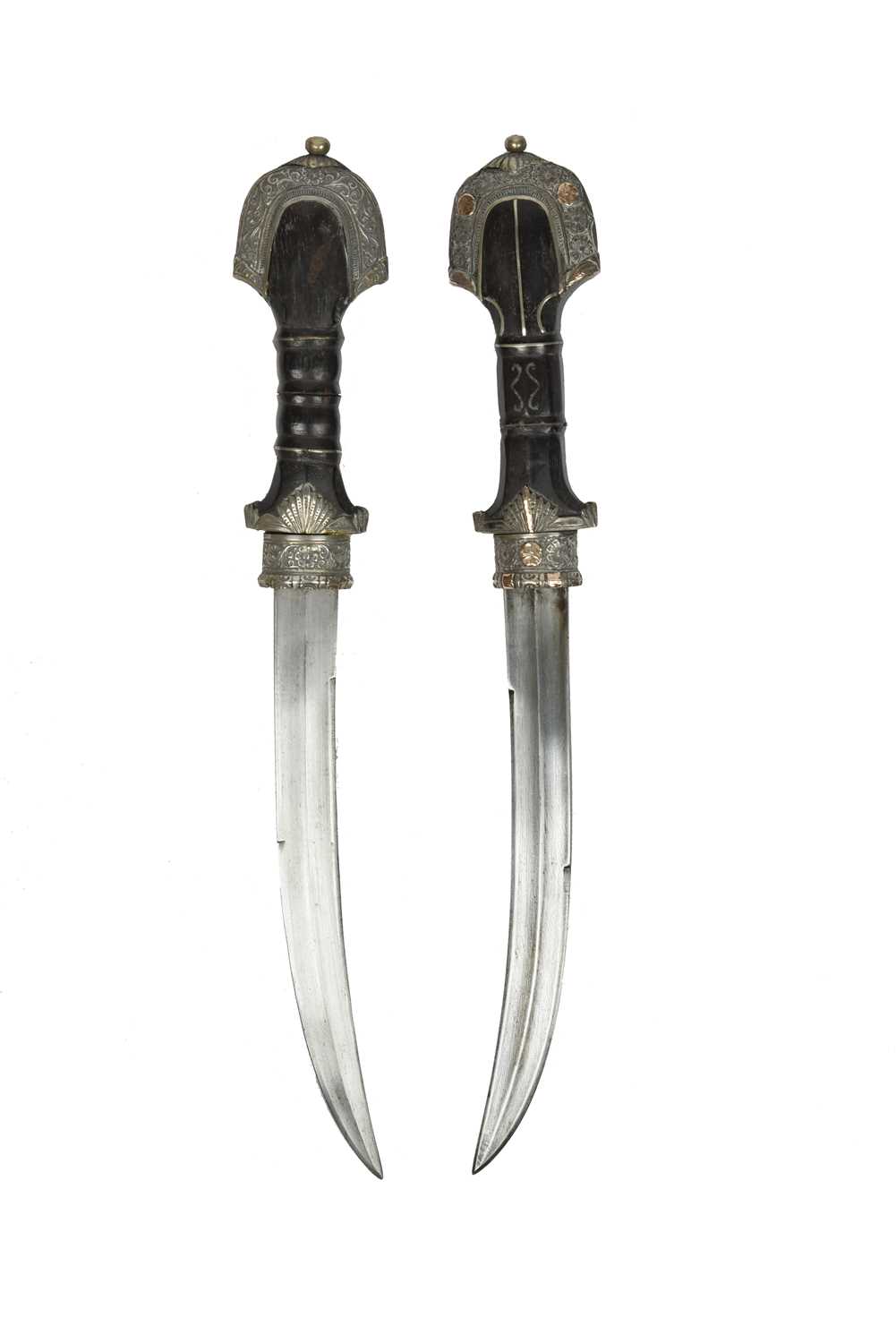 Two Moroccan daggers (jambiya), each with slightly curved and bi-fullered blade 9 in., silver - Bild 2 aus 3