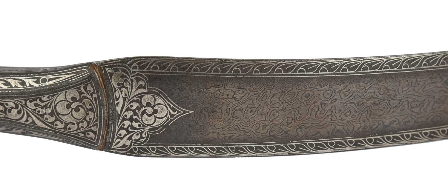 An Indian 'take down' bow of watered steel, re-curve form, silver koftgari decoration in panels - Bild 3 aus 3