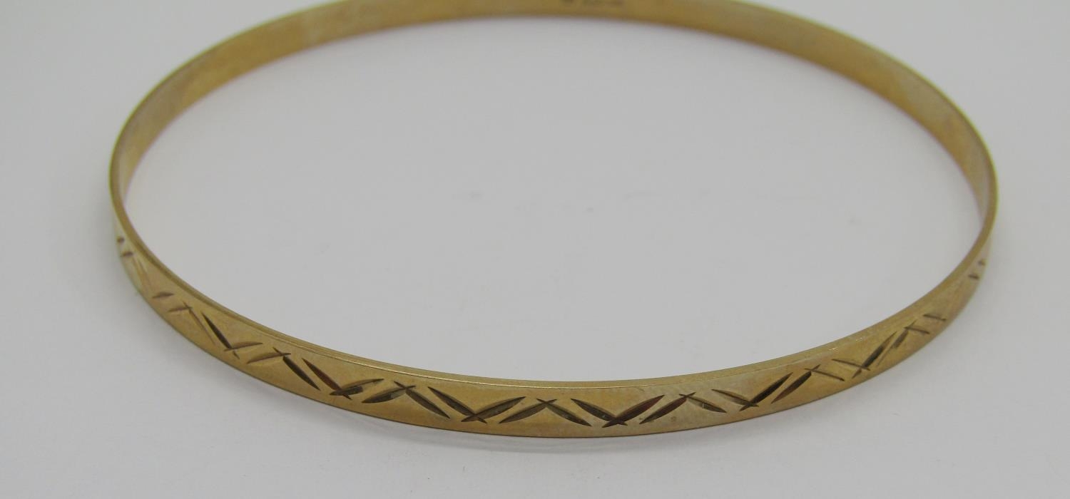 Group of jewellery comprising a vintage 9ct bangle with engraved detail, 6.2g, together with an - Image 6 of 6