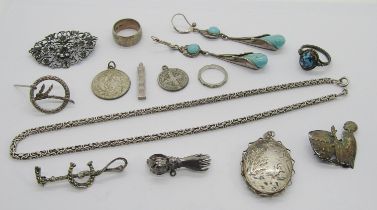 Collection of silver jewellery to include a Candida South Africa brooch depicting a drumming figure,