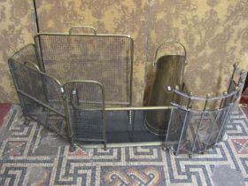 A small 19th century wirework fender with brass rail and curb, 31 cm high x 76 cm wide x 34 cm