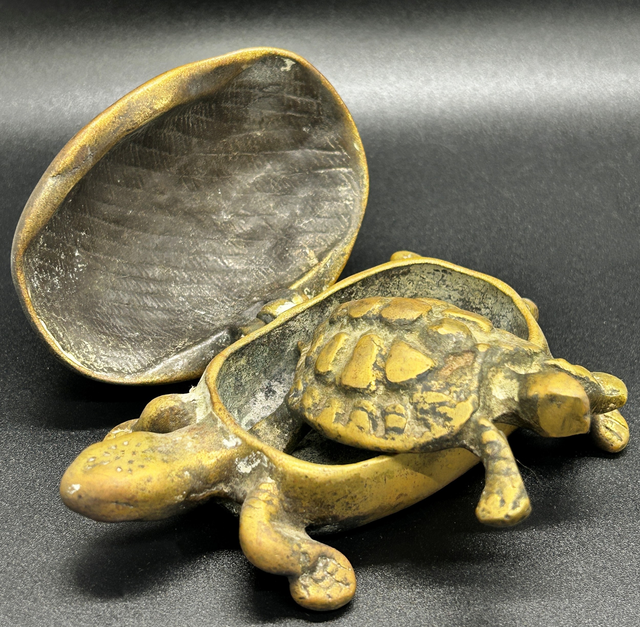 A mixed collection of novelty, brass ashtrays to include a moth, fly, tortoise, etc - Image 5 of 7