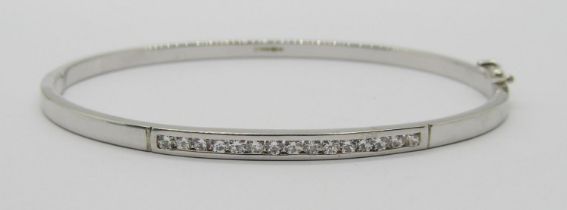 9ct white gold hinged bangle channel set with cubic zirconia, 4.4g