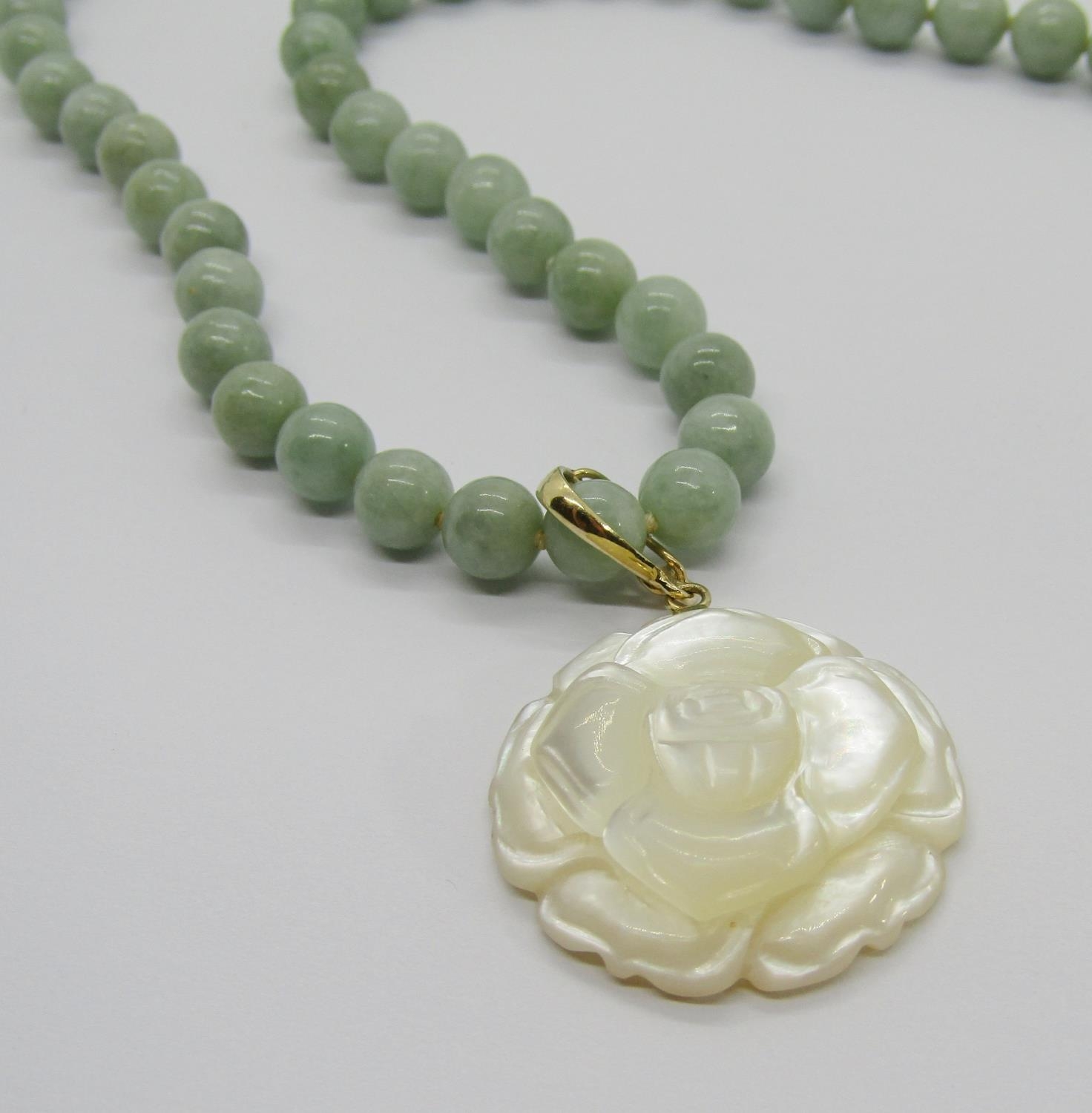 Modern 14k jade bead necklace, hung with a 14k carved mother of pearl flower pendant, together - Image 2 of 3