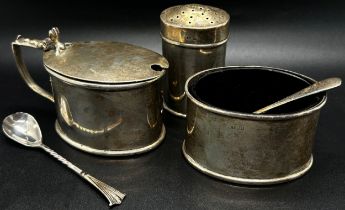 A silver three piece condiment set, Birmingham 1920, with blue glass liners, 5.2 ozs