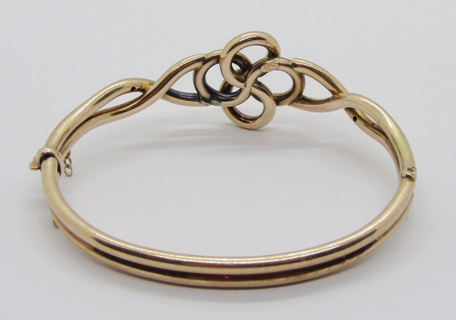 Edwardian Celtic style 9ct hinged bangle, 11.6g - Image 2 of 4