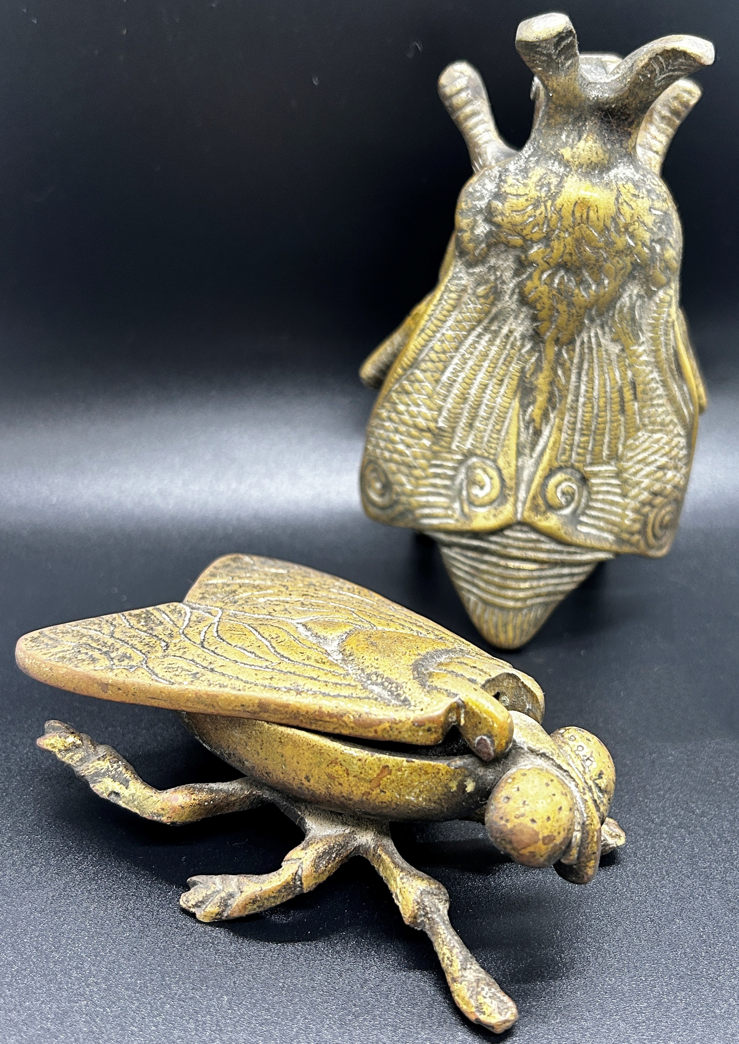 A mixed collection of novelty, brass ashtrays to include a moth, fly, tortoise, etc