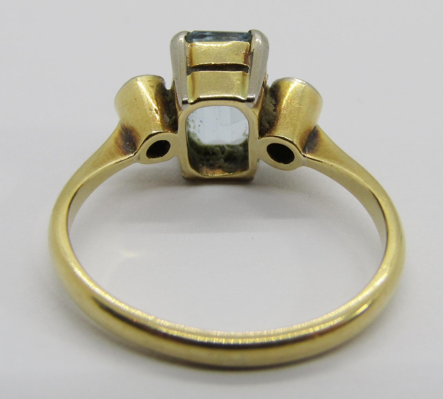 Early 20th century 18ct emerald-cut aquamarine and diamond three stone ring, size J, 3.4g - Image 5 of 5