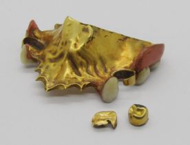 Gold dental plate and two gold crowns, 22.5g gross (3)