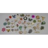Collection of costume jewellery flower and bow brooches of various design (approx 40)