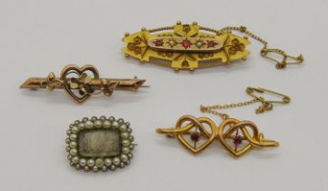 Group of antique jewellery comprising a 19th century yellow metal mourning brooch with pearl