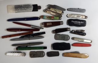 Collection of vintage penknives including Hellesens Wireless battery example and a few vintage