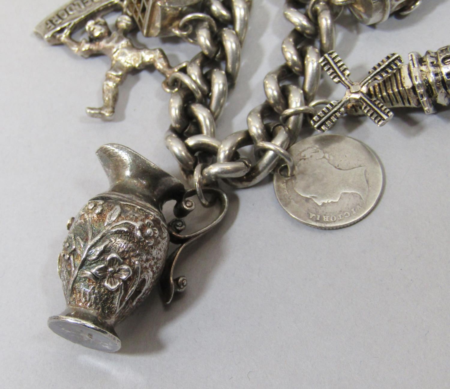 Mixed lot of vintage silver jewellery to include two curb link novelty charm bracelets, a Siam - Image 3 of 3