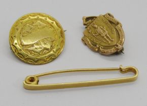 Group of antique yellow metal jewellery comprising an 18ct tie pin, 1.7g, a circular brooch with