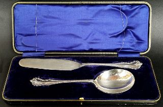 A leather cased set of silver slice and serving spoon, Sheffield 1906, maker Martin Hall & Co, 6.5