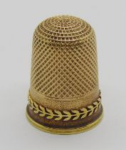 Antique yellow metal thimble with laurel leaf detail, 6.3g