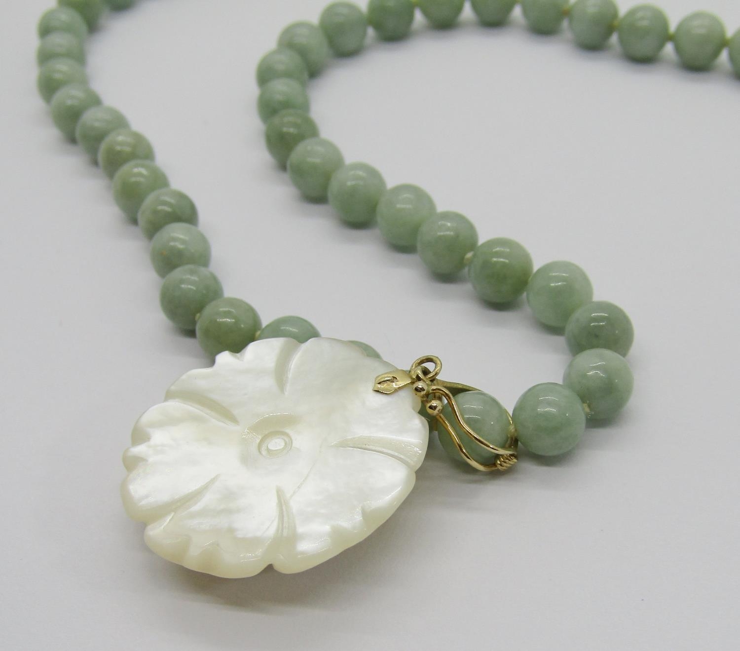 Modern 14k jade bead necklace, hung with a 14k carved mother of pearl flower pendant, together - Image 3 of 3