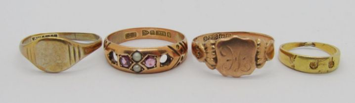Four antique rings; two 9ct signet rings, a 9ct garnet and seed pearl example (af) and a small