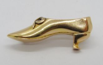 Antique yellow metal brooch in the form of a lady's shoe, registration number 165415, 3.3cm W