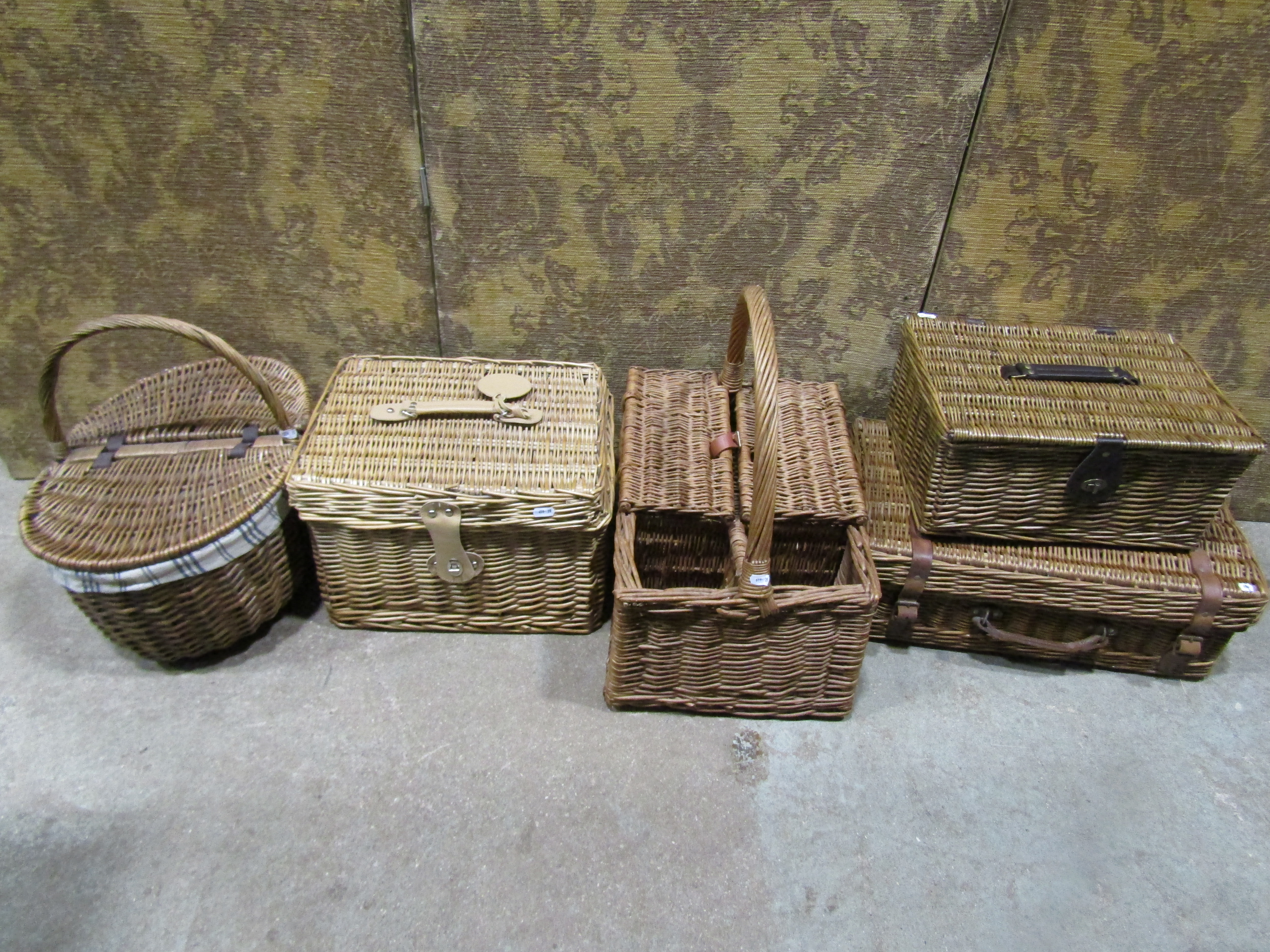 A quantity of various wicker baskets of various shapes and divisions - Image 2 of 2