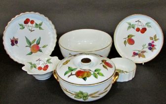 An extensive collection of Worcester Evesham pattern dinner & tea wares