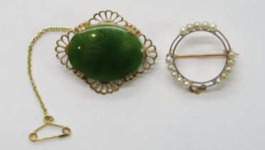 9ct nephrite brooch, 3.4cm W approx, 6.1g and a bi-colour metal hoop brooch set with seed pearls,