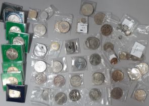 Collection of 28 commemorative coins mainly Queen Elizabeth II £5, £2 and Crowns, 1935 Crown 1824