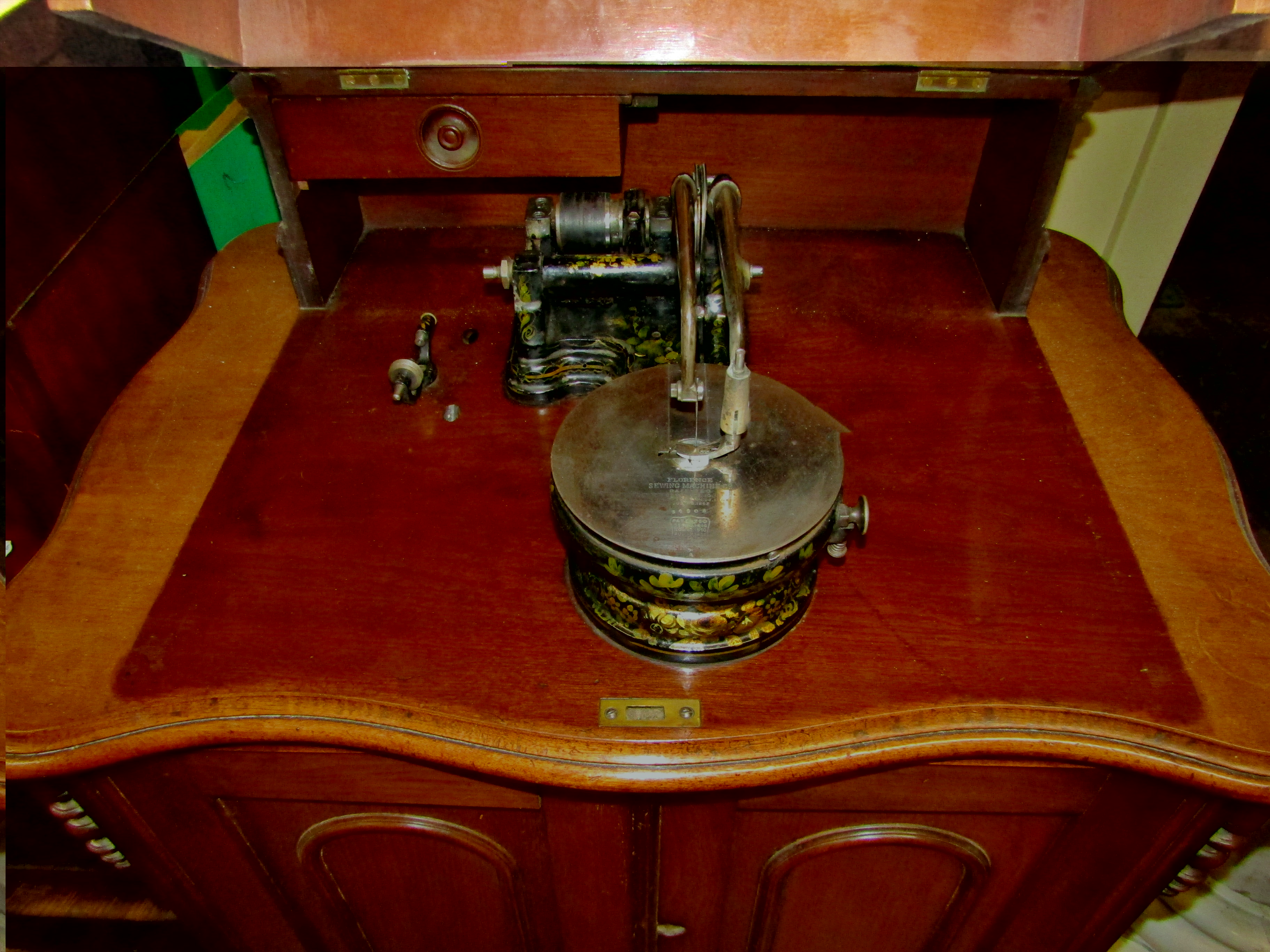 A rare 1865 Florence Sewing Machine co. in full cabinet no.35908 with floral decoration, complete - Image 5 of 17