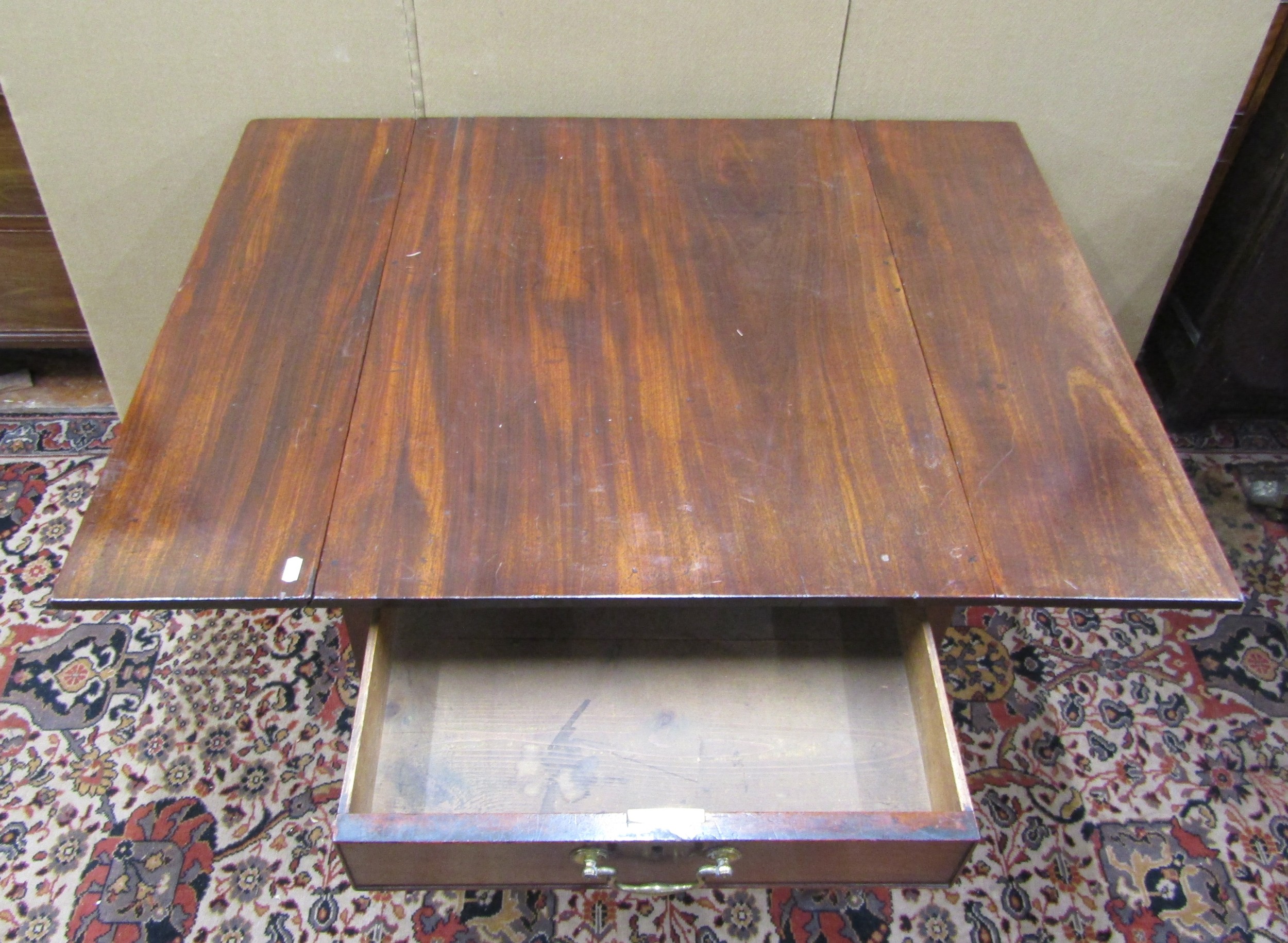 A Georgian mahogany Pembroke table enclosing a frieze drawer on square tapered supports, 80cm long - Image 3 of 3