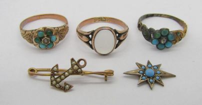 Group of antique yellow metal jewellery comprising a 9ct cabochon moonstone ring, Chester 1919, size