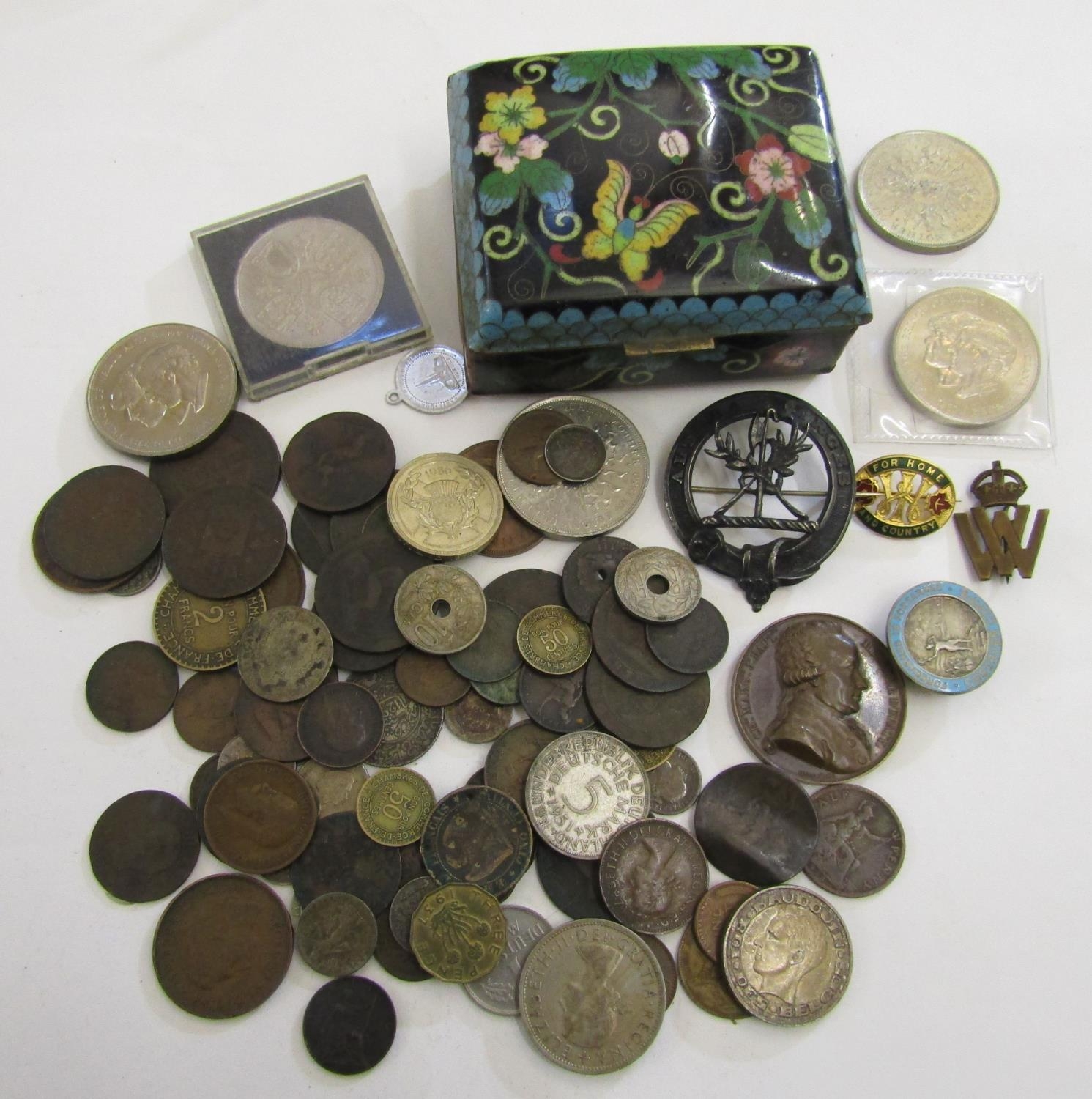 Mixed ephemera to include an enamelled cloisonné lidded box with butterfly and floral decoration,