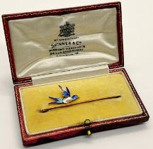 Edwardian 15ct bar brooch surmounted by a blue enamelled swallow in flight, with blister pearl body,