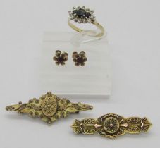 Group of 9ct jewellery to include two antique brooches (one lacking pin), a spinel dress ring and