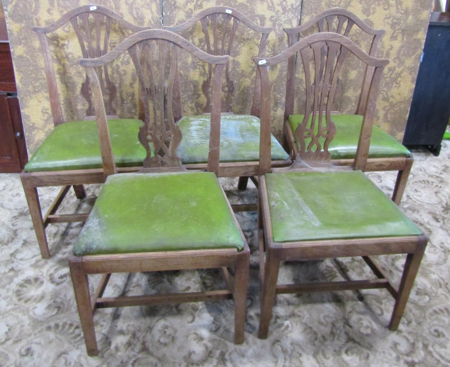 A set of five Georgian elm dining chairs with pierced splats and drop in seats (af)